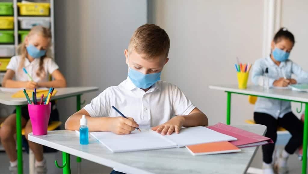 Siswa siswa sekolah tatap muka dengan menerapkan protokol kesehatan 14269a6a2