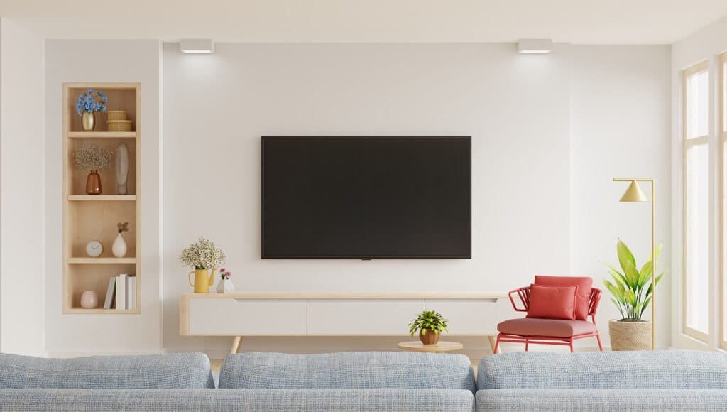 Penerapan TV wall mount di ruang keluarga